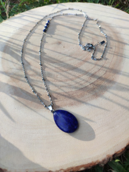Zawieszka na łańcuszku ze stali szlachetnej w kształcie łezki lapis lazuli. Długość 39 cm plus przedłużka 5 cm.