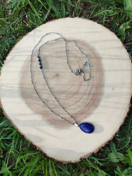 Zawieszka na łańcuszku ze stali szlachetnej w kształcie łezki lapis lazuli. Długość 39 cm plus przedłużka 5 cm.
