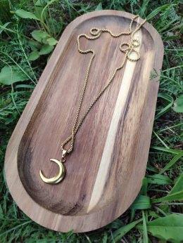 Zawieszka na łańcuszku ze stali szlachetnej w kształcie półksiężyca. Długość 33 cm.